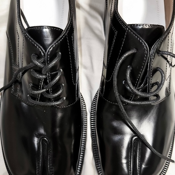 MAISON MARGIELA
Black Tabi Lace-Up Oxfords - Picture 12 of 13